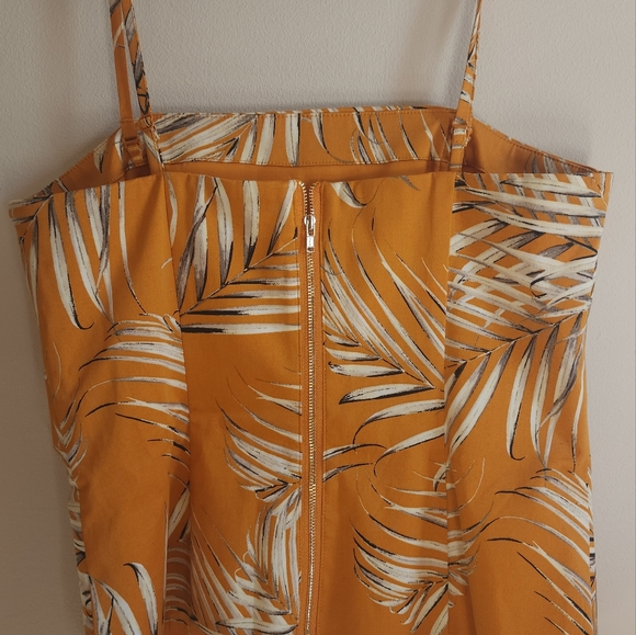 White house black market tank size 4 - Picture 2 of 7